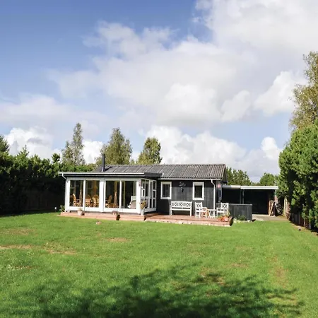 Three-bedroom Holiday In Дом отдыха *